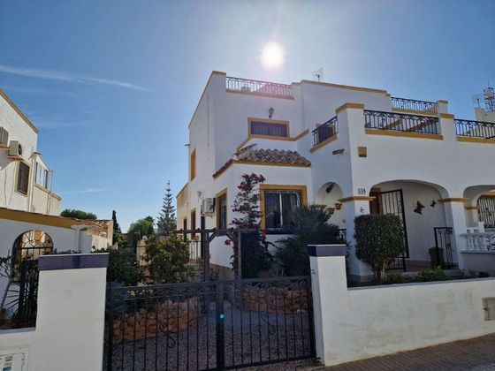 Foto 1 de Casa en venda a calle Lagunas de Ruidera de 3 habitacions amb terrassa i piscina