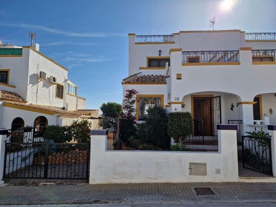 Foto 2 de Casa en venda a calle Lagunas de Ruidera de 3 habitacions amb terrassa i piscina