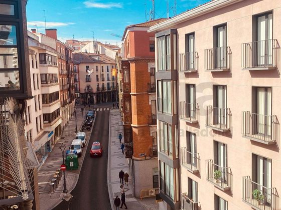 Foto 1 de Pis en lloguer a Centro - Valladolid de 6 habitacions amb mobles i balcó