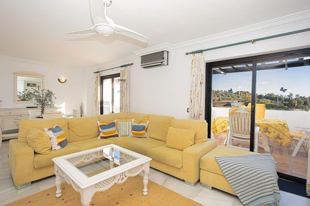 Foto 2 de Alquiler de ático en carretera Club Sierra de Istan de 2 habitaciones con terraza y piscina