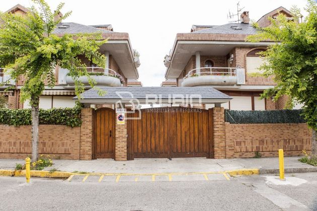 Foto 1 de Casa adossada en venda a calle República de Paraguay de 5 habitacions amb terrassa i piscina