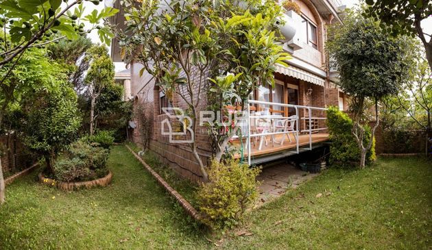 Foto 2 de Casa adosada en venta en calle República de Paraguay de 5 habitaciones con terraza y piscina