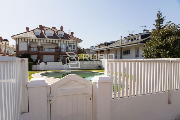 Foto 1 de Casa en venda a Laredo de 5 habitacions amb terrassa i piscina