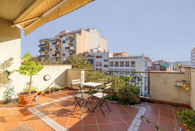 Foto 1 de Ático en venta en plaza De Clavé de 2 habitaciones con terraza y balcón
