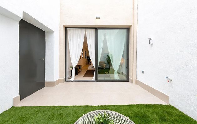Foto 1 de Casa en venda a calle De Serrano de 4 habitacions amb terrassa i jardí