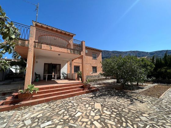 Foto 1 de Venta de chalet en El Montgó de 6 habitaciones con terraza y jardín