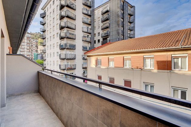 Foto 1 de Ático en venta en calle Azkuene Kalea de 3 habitaciones con terraza y balcón