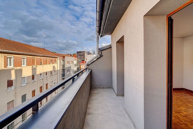 Foto 2 de Àtic en venda a calle Azkuene Kalea de 3 habitacions amb terrassa i balcó