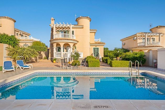 Foto 1 de Xalet en venda a calle Miguel de Cervantes de 4 habitacions amb terrassa i piscina