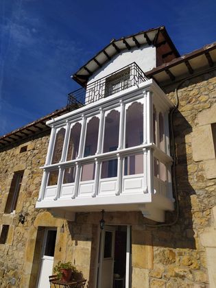 Foto 1 de Casa rural en venta en Corvera de Toranzo de 5 habitaciones con garaje y balcón