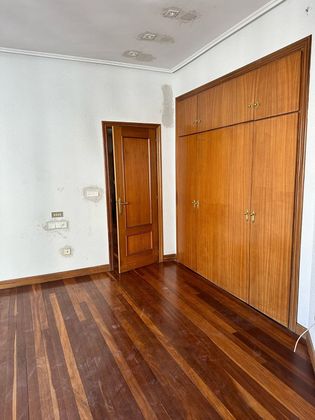 Foto 1 de Piso en venta en calle Colón de Larreátegui de 4 habitaciones con balcón y calefacción