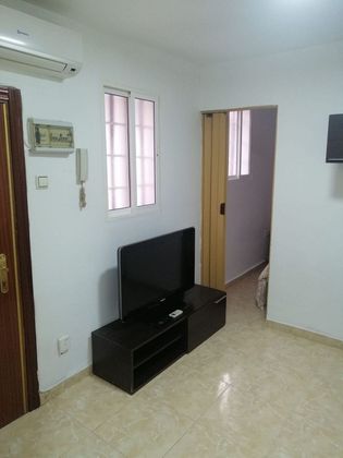 Foto 2 de Alquiler de piso en Palacio de 1 habitación con muebles y aire acondicionado