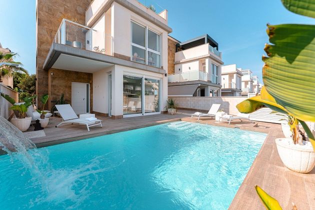 Foto 1 de Casa en venda a urbanización Lugar Residencial Da Vinci de 4 habitacions amb terrassa i piscina