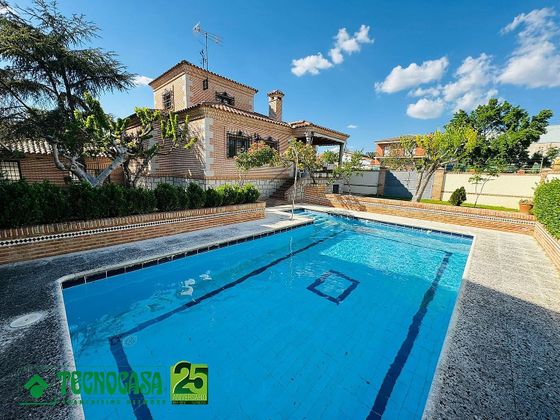 Foto 1 de Chalet en venta en Burguillos de Toledo de 4 habitaciones con terraza y piscina