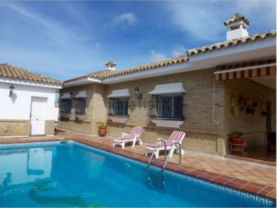 Foto 2 de Venta de casa en Las Lagunas - Campano de 5 habitaciones con piscina y aire acondicionado