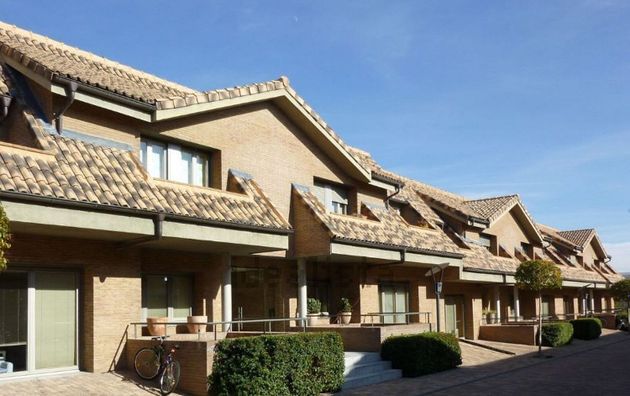 Foto 2 de Casa adossada en venda a paseo Club Deportivo de 6 habitacions amb terrassa i piscina