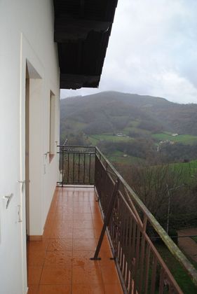 Foto 2 de Venta de chalet en Arantza de 5 habitaciones con terraza y jardín
