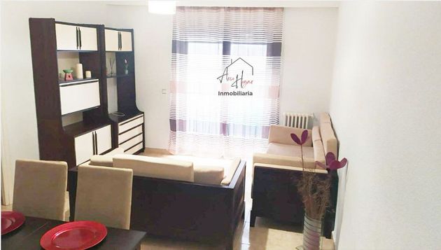 Foto 2 de Piso en alquiler en Salesas - Labradores de 3 habitaciones con muebles y balcón