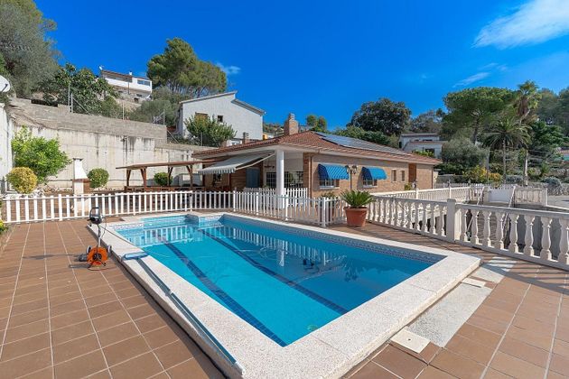 Foto 2 de Chalet en venta en Esparreguera de 4 habitaciones con terraza y piscina