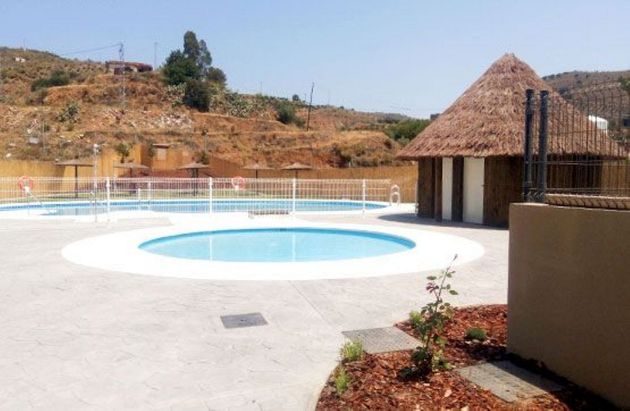 Foto 1 de Casa en venda a Chilches – Cajiz de 3 habitacions amb terrassa i piscina