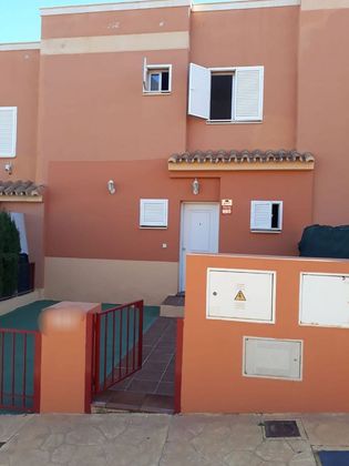 Foto 2 de Casa adossada en venda a Benajarafe – Almayate de 3 habitacions amb terrassa i piscina