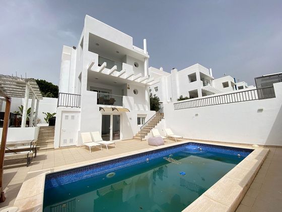 Foto 1 de Casa adosada en venta en Cala Vedella - Cala Tarida - Cala Conta de 5 habitaciones con terraza y piscina