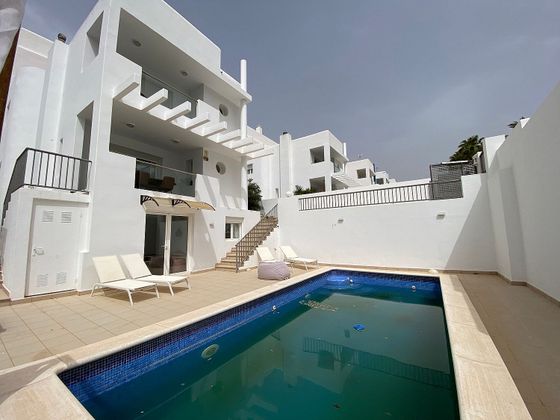 Foto 2 de Casa adosada en venta en Cala Vedella - Cala Tarida - Cala Conta de 5 habitaciones con terraza y piscina