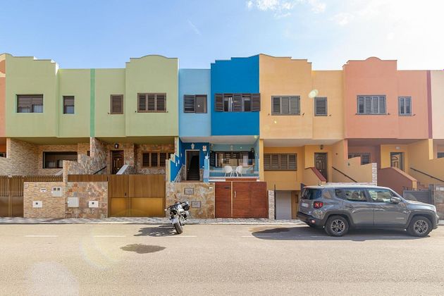 Foto 1 de Xalet en venda a Playa de Arinaga de 3 habitacions amb terrassa i garatge