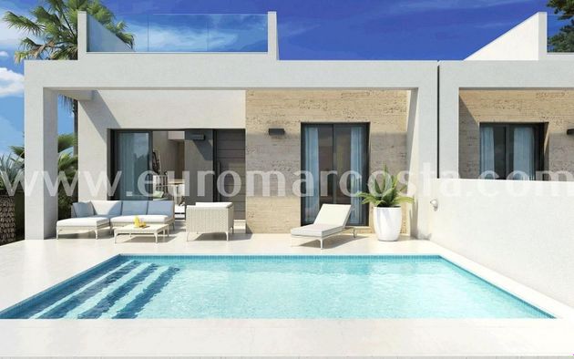 Foto 2 de Casa adossada en venda a Daya Nueva de 2 habitacions amb terrassa i piscina