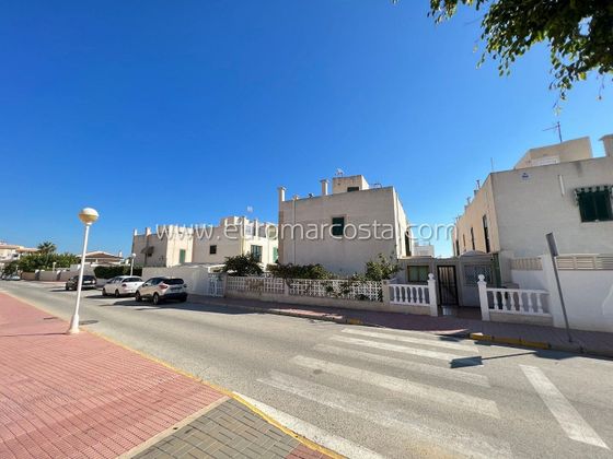 Foto 2 de Casa adossada en venda a Guardamar Playa de 2 habitacions amb terrassa i garatge