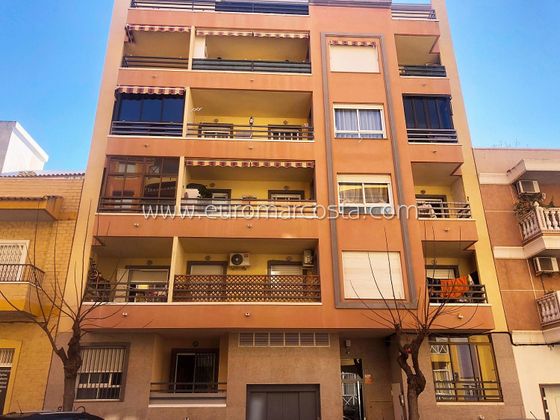 Foto 1 de Venta de piso en Centro - Torrevieja de 2 habitaciones con terraza y balcón