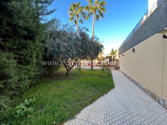 Foto 2 de Xalet en venda a Los Balcones - Los Altos del Edén de 4 habitacions amb terrassa i piscina