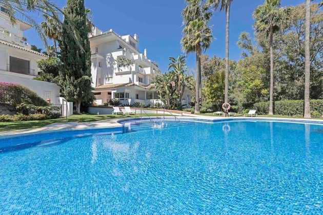 Foto 2 de Alquiler de ático en Lomas de Marbella Club - Puente Romano de 2 habitaciones con terraza y piscina