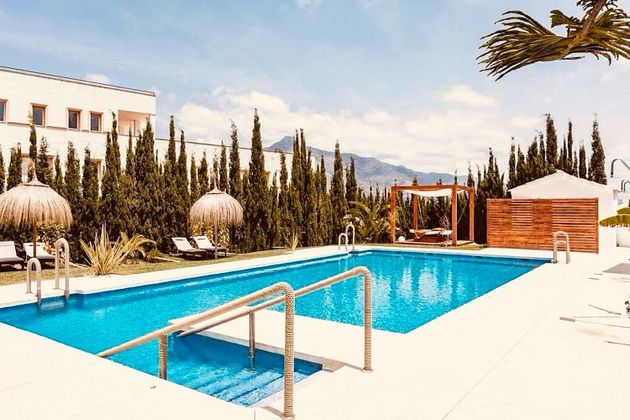 Foto 1 de Ático en alquiler en Nueva Andalucía centro de 2 habitaciones con terraza y piscina