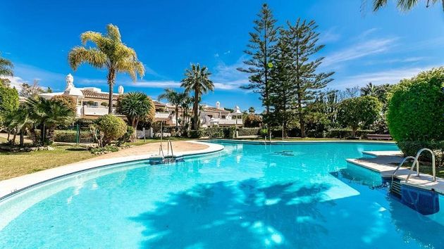 Foto 2 de Casa adossada en venda a Los Monteros - Bahía de Marbella de 3 habitacions amb terrassa i piscina