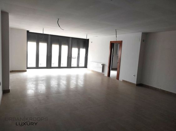 Foto 1 de Venta de piso en calle Pascual Amat de 4 habitaciones con garaje y aire acondicionado