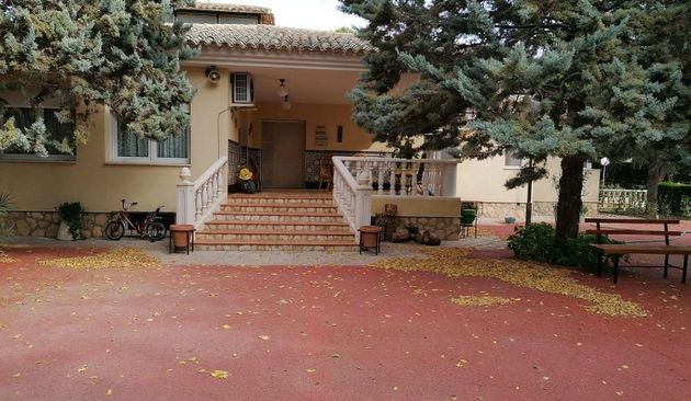 Foto 2 de Venta de chalet en carretera De Almansa de 4 habitaciones con piscina y balcón