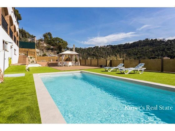 Foto 1 de Xalet en venda a Santa Susanna de 5 habitacions amb terrassa i piscina