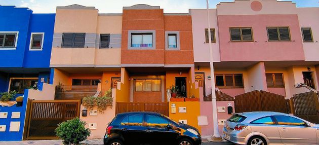 Foto 2 de Casa en venta en calle Playa de Arinaga de 3 habitaciones con terraza y garaje