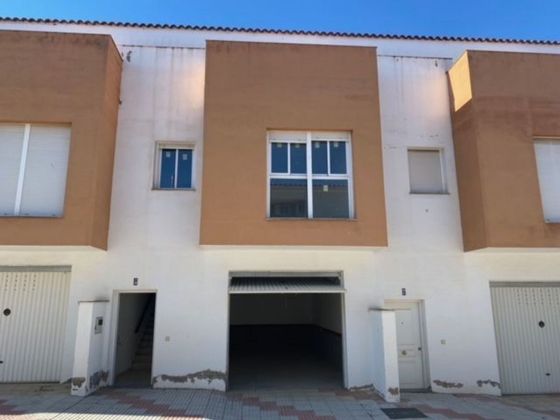 Foto 1 de Casa adossada en venda a Castuera de 3 habitacions amb terrassa i garatge