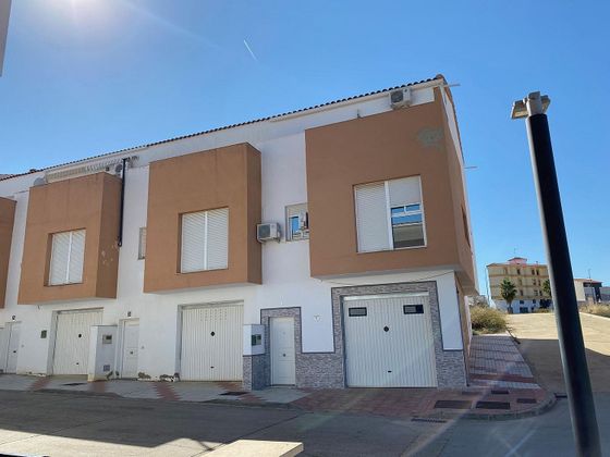 Foto 1 de Casa adossada en venda a Castuera de 3 habitacions amb garatge