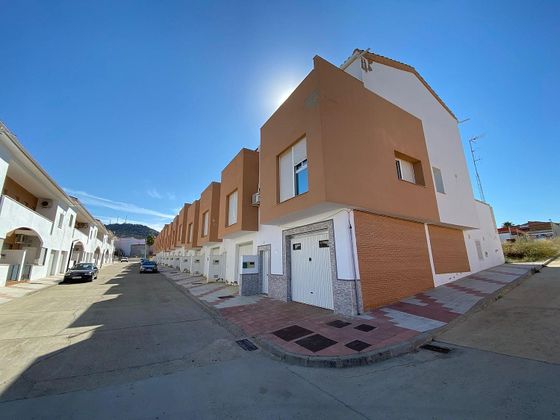 Foto 2 de Casa adossada en venda a Castuera de 3 habitacions amb garatge