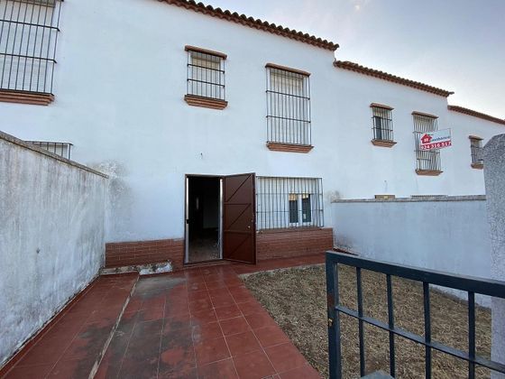 Foto 1 de Casa adossada en venda a Calera de León de 4 habitacions amb terrassa