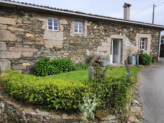 Foto 1 de Casa en venda a Cesuras de 2 habitacions amb jardí
