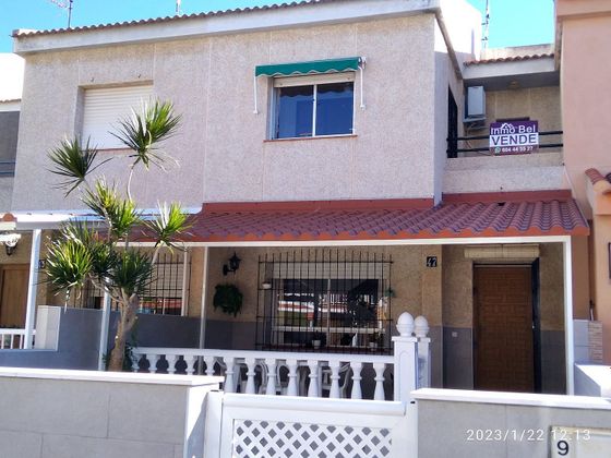 Foto 1 de Venta de casa adosada en calle Isla del Barón de 3 habitaciones con terraza y jardín