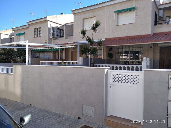 Foto 2 de Casa adossada en venda a calle Isla del Barón de 3 habitacions amb terrassa i jardí
