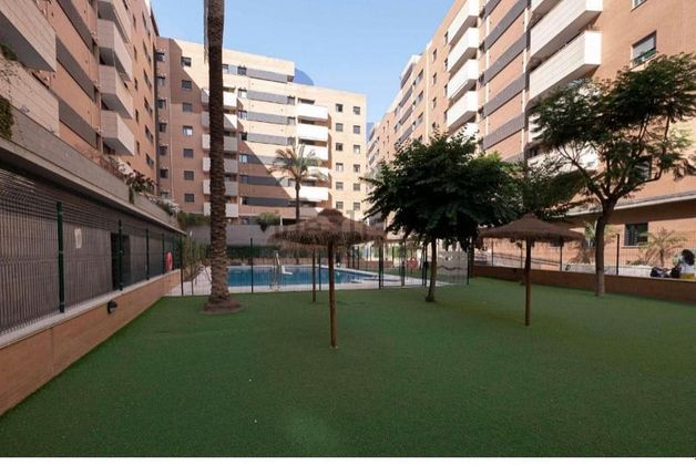 Foto 2 de Venta de piso en Parque Ayala - Jardín de la Abadía - Huelín de 2 habitaciones con terraza y piscina