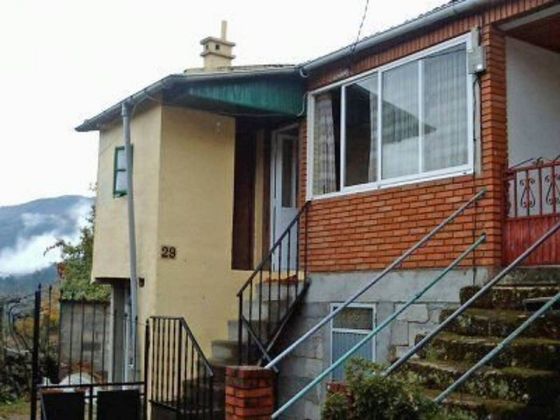 Foto 1 de Casa adosada en venta en Arbo de 3 habitaciones con garaje y jardín