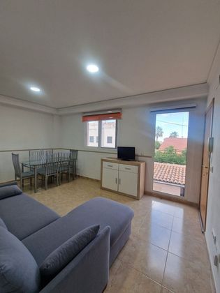 Foto 2 de Piso en alquiler en La Malva-rosa de 2 habitaciones con terraza y muebles
