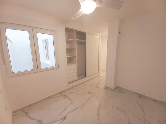 Foto 2 de Venta de piso en calle Arquitecto Larramendi de 2 habitaciones con garaje y aire acondicionado